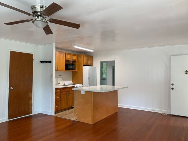 Building Photo - Discover Your Peaceful Hideaway in Honolulu!