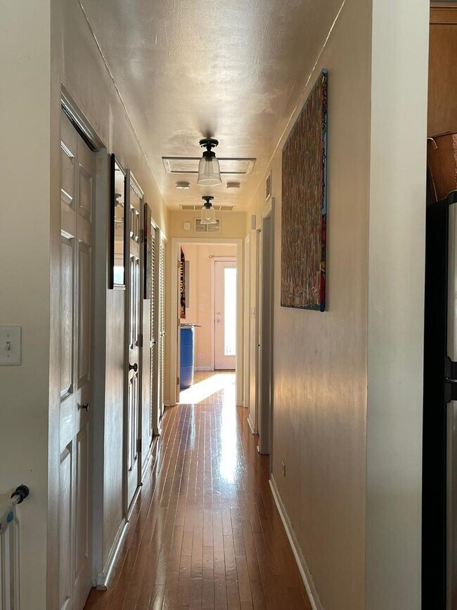 Foto del edificio - 653 W Division St