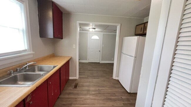 Building Photo - Home in Muncie!