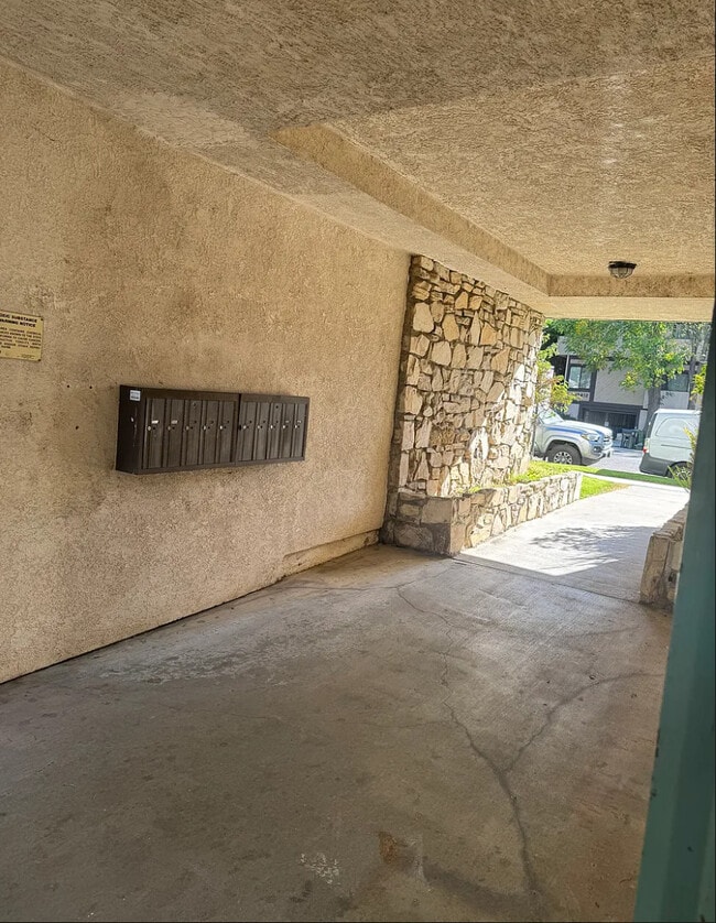 Building Photo - 13411 Moorpark St