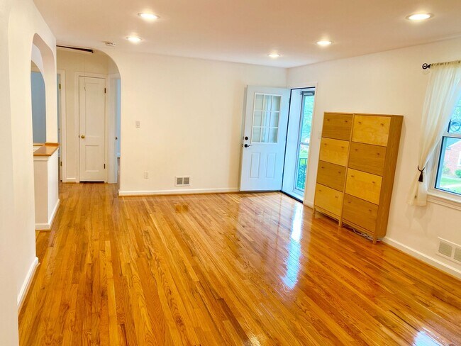 Foto del edificio - Huge 3 Bedroom SFH in Silver Spring!
