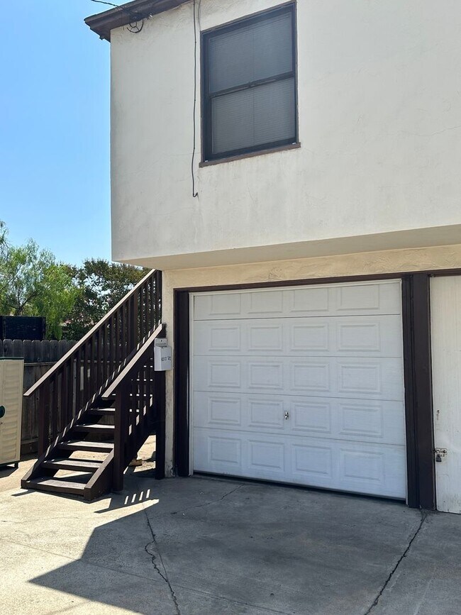 Foto del edificio - Upstairs 1 bedroom 1 bath unit with a one ...