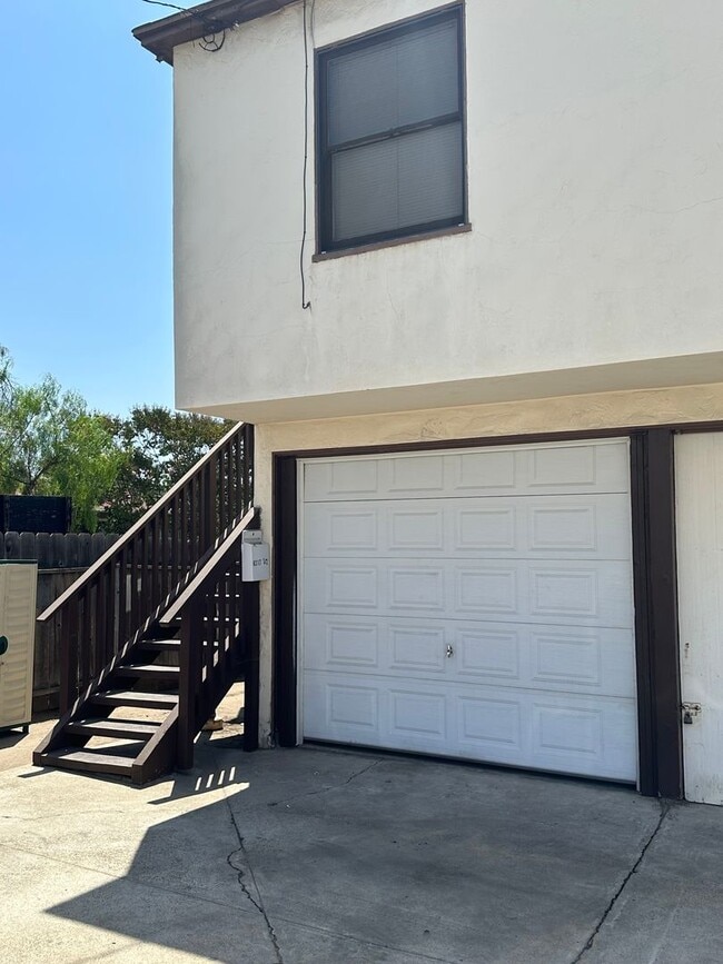 Building Photo - Upstairs 1 bedroom 1 bath unit with a one ...