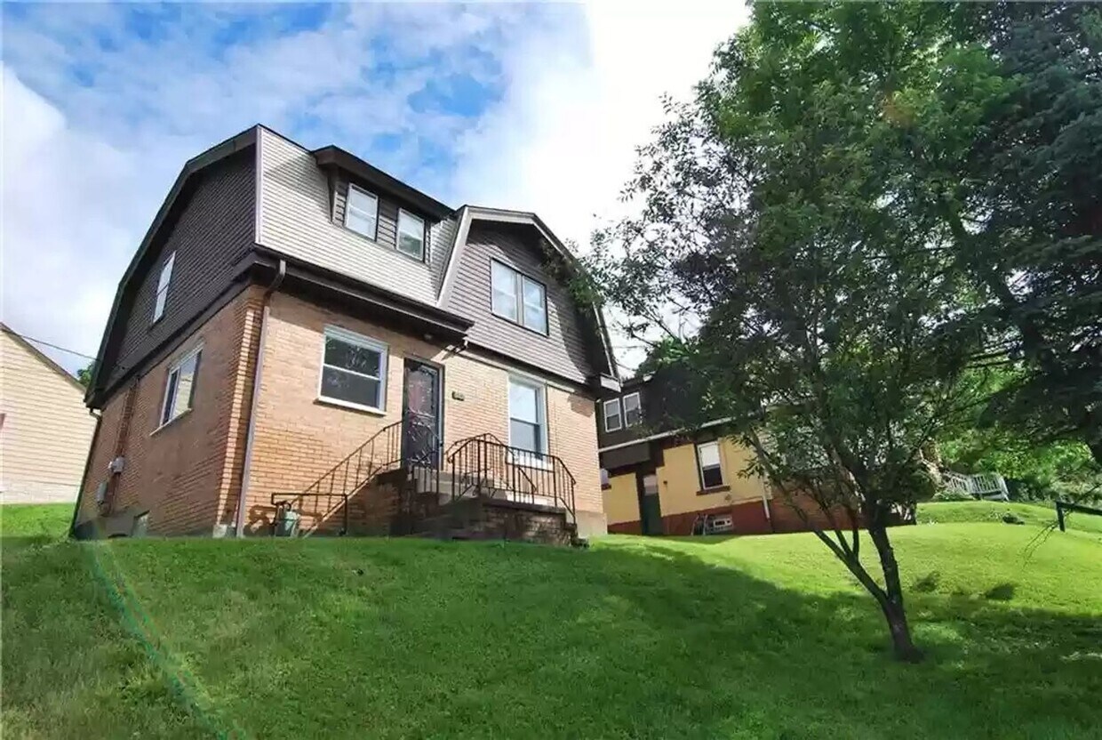 Updated 2 Bed, 1 Bath Home w/ Bonus Room i... - Updated 3 Bedroom Home in Castle Shannon