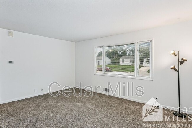 Building Photo - 1422 Cloverdale Dr