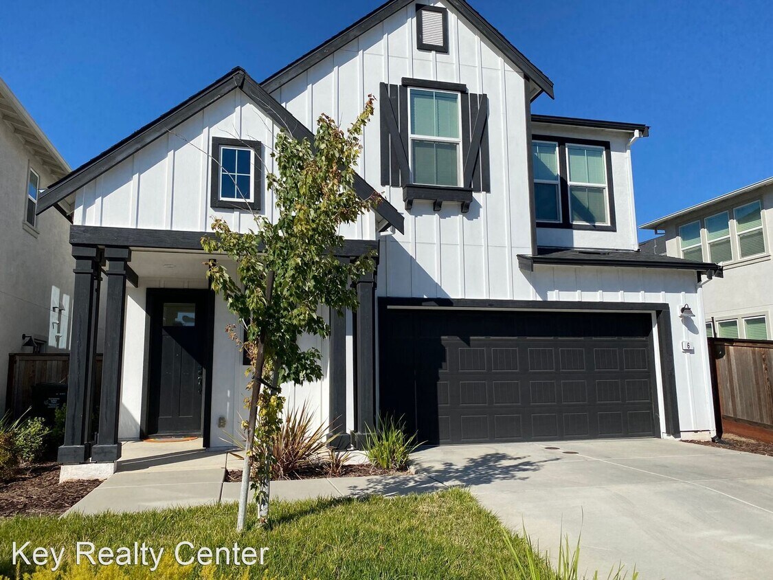 Primary Photo - 4 br, 2 bath House - 6 Seasmoke Place