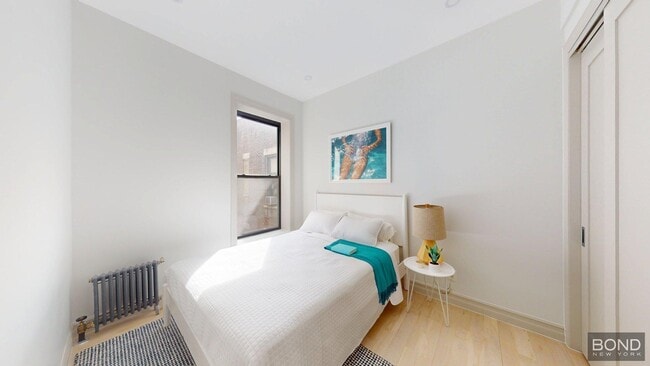 Building Photo - 250 W 91st St