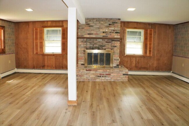 Foto del edificio - $2,200 | 4 Bedroom, 2 Bathroom Multi Floor House | No Pets | Available for August 1st, 2026 Move In!