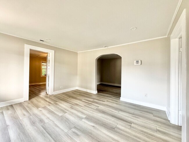 Foto del edificio - Renovated 2 Bedroom with Optional Third