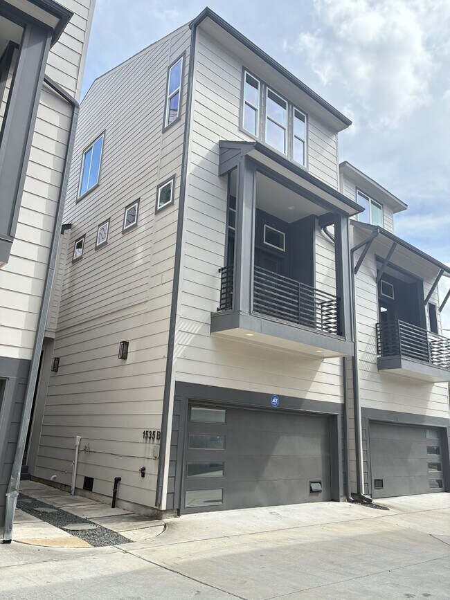Foto del edificio - 1535 W 24th St