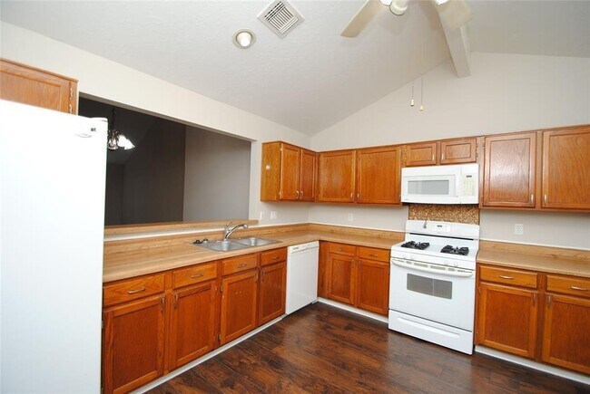 Building Photo - 16907 Summer Dew Ln