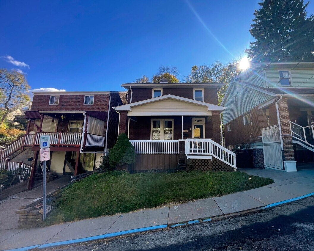 Foto principal - 3 Bedroom 1.5 Bath in Dormont! Off Street ...