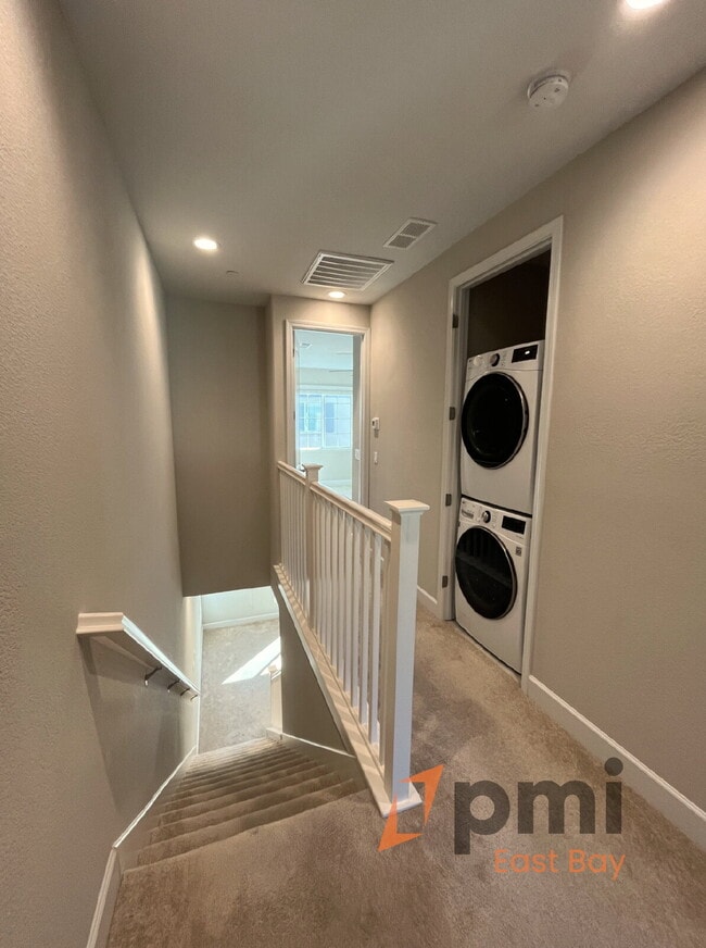 Building Photo - Contemporary Modern 3Bd Townhome in Muir H...