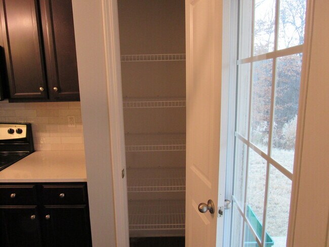 Building Photo - Beautiful Townhome near the University Area