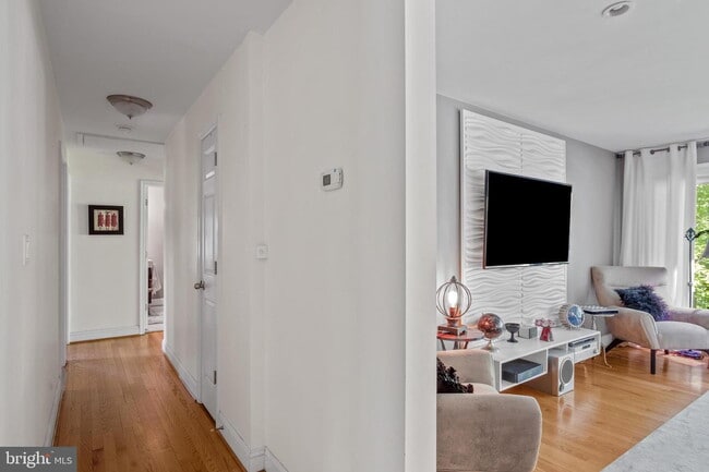 Building Photo - Spacious Single-Family Home with Flexible Living Spaces