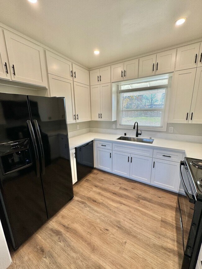 Foto del edificio - Remodeled 3BD/1BA Single-Family Home – Mov...