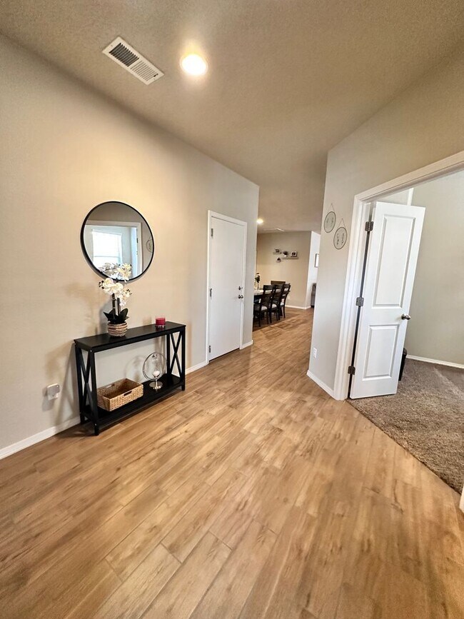 Foto del edificio - Move in Special! 4 Bedroom 3 Bathroom with...