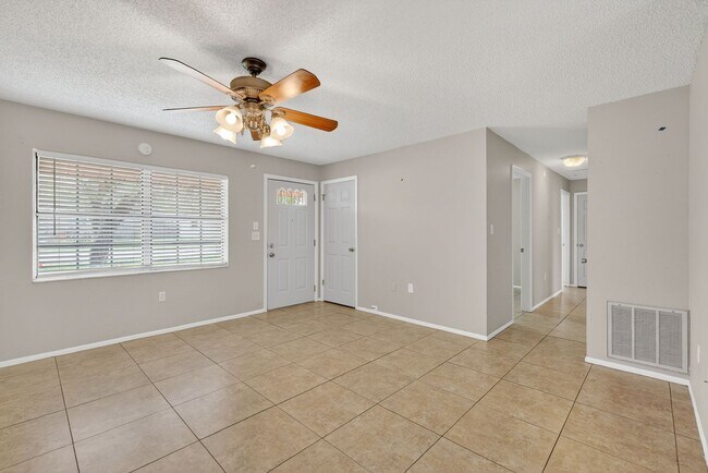 Foto del edificio - 3 Bedroom Home in Tavares – Available Now!