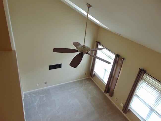 Building Photo - 129 E Bay Dr