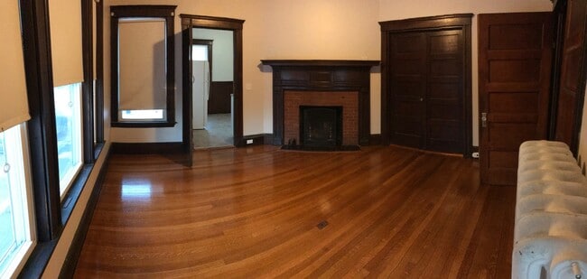 Fireplace in Living room - 82 Bridge St