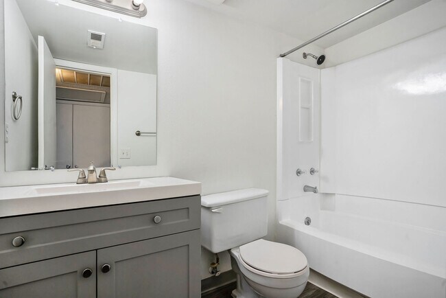 Foto del edificio - Oakdale Springs Apartments