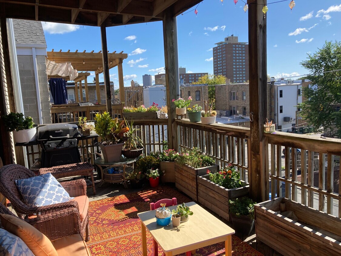Covered Porch - Sit outside rain or shine! - 1415 W Cuyler Ave