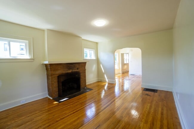 Foto del edificio - AVAILABLE 8/1/26 - Spacious First Floor Ap...