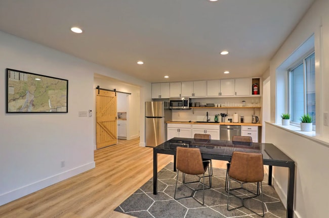 Building Photo - Black Mountain Furnished Lower Level Apart...