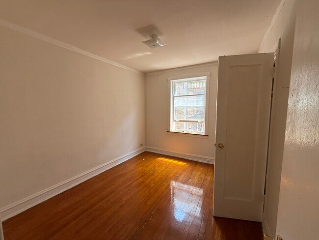 Foto del edificio - 7413 N Damen Ave