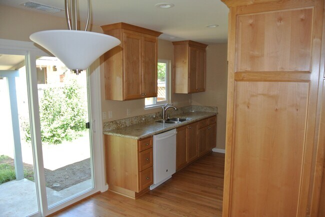 Building Photo - 3131 Cottage Park Ave