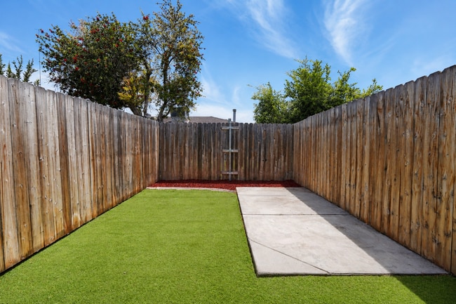 Building Photo - 8840 San Vicente Ave