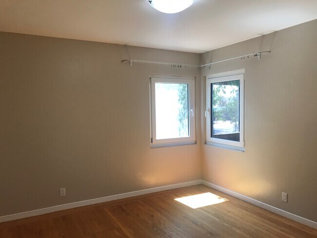 Building Photo - 456 Fernando Ave