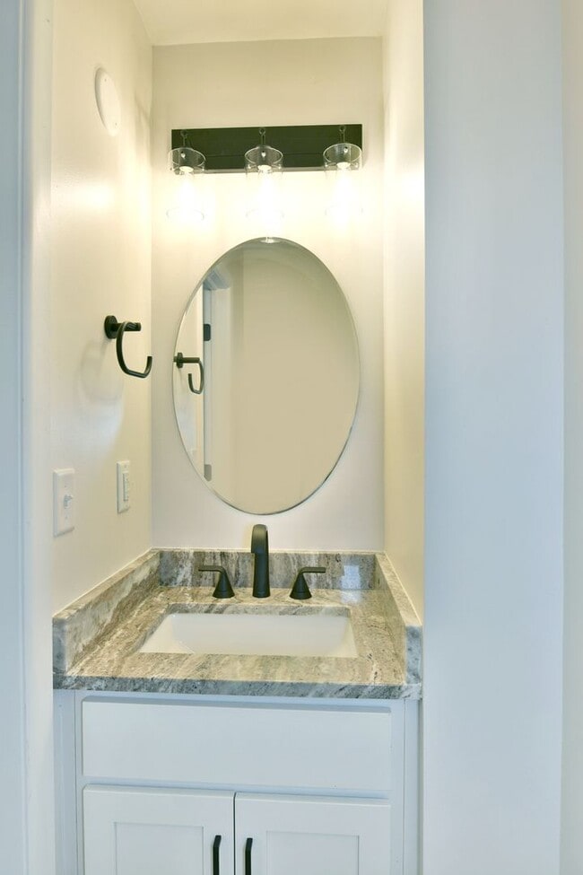 Building Photo - 460-462-462 Fowler St