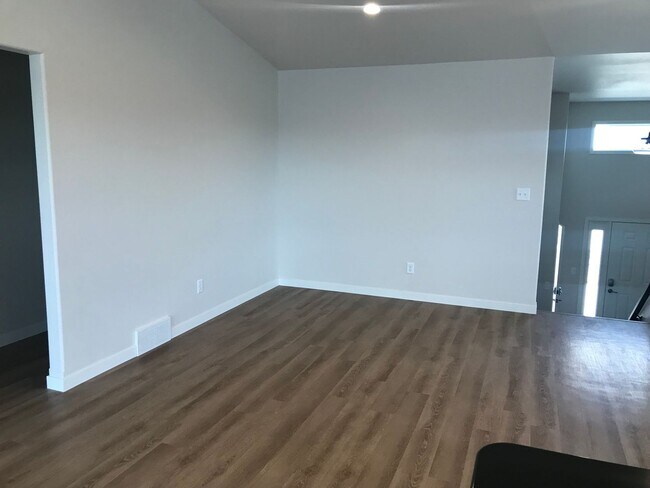 Foto del edificio - 4 Bed 2 Bath Single Family Home