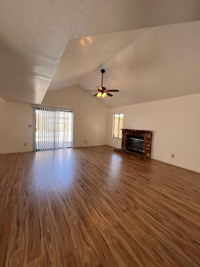 Building Photo - 479 E Alluvial Ave