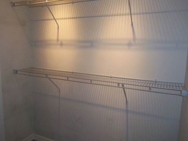 Building Photo - Cute condo on E6th in the center of everyt...