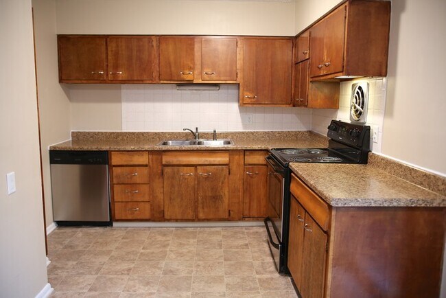 Building Photo - 4172 Mayflower Blvd
