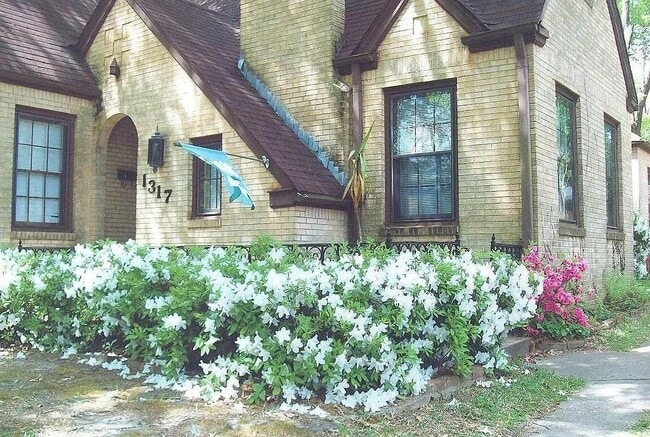 Building Photo - 1317 S Sneed Ave