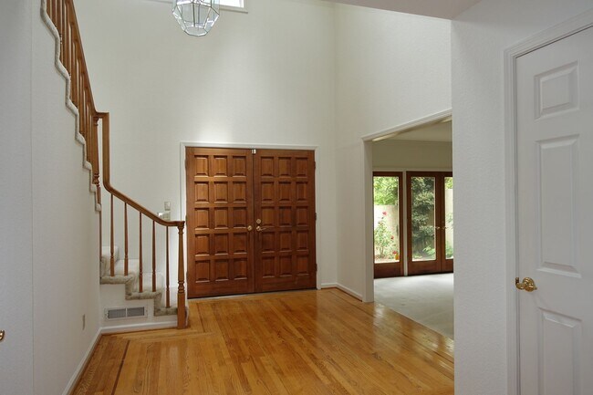 Foto del edificio - Spacious home, close to downtown Los Altos.  Easy commute location. Great Los Altos Schools!