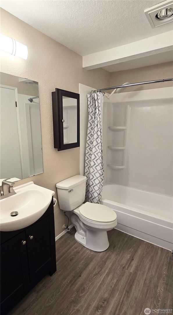 Building Photo - Remodeled 1 Bedroom Condo - Easy Hwy 18 Access