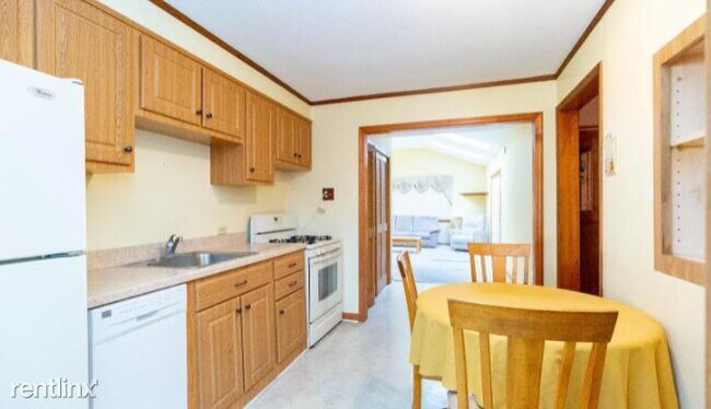 Building Photo - 3 br, 2 bath House - 1 Crescent Rd