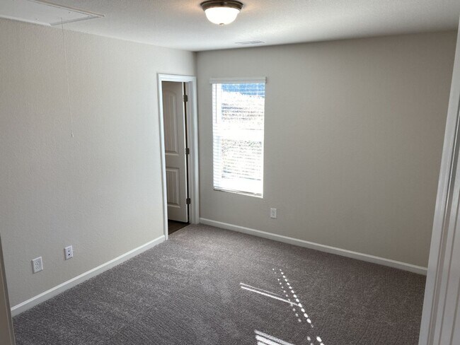 Building Photo - 2 bd 2.5 ba