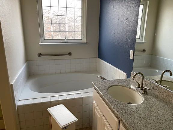 Foto del edificio - Freshly painted home with newer appliances. Quiet neighborhood near parks, shopping and schools.