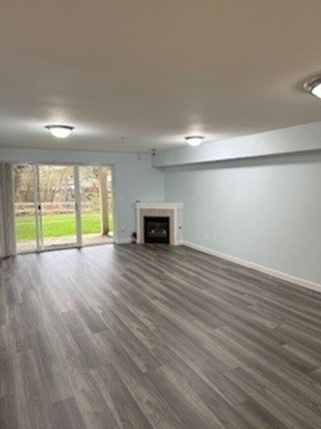 Foto del edificio - 2 bedroom 2 bath First Floor Condo w/attached garage $2298 per month.