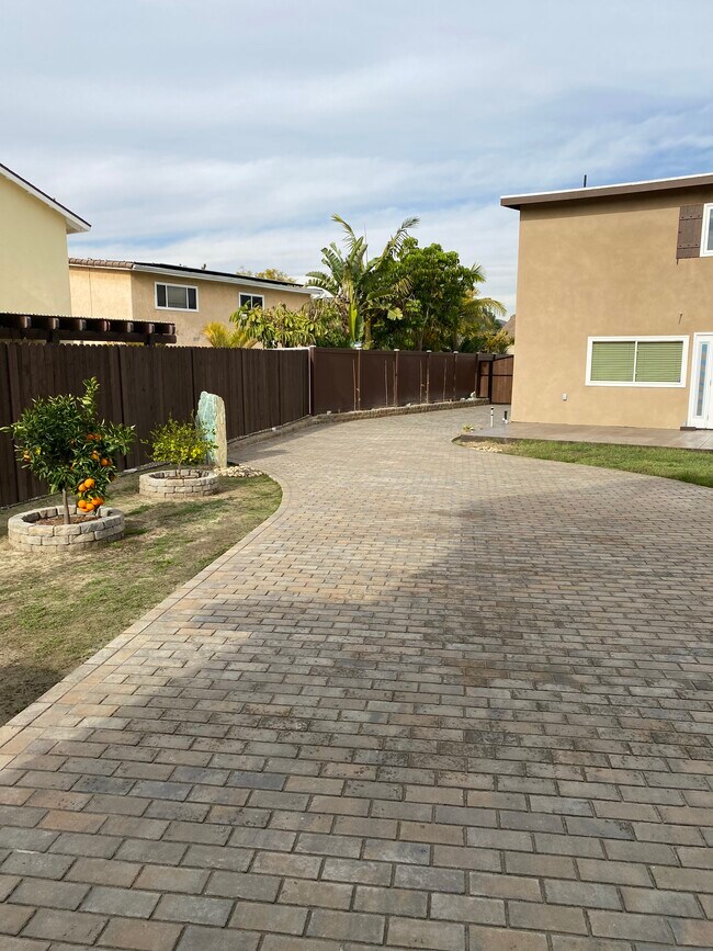 Building Photo - 3037 Heather Dr