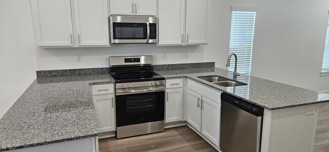 Foto del edificio - 1378 W Mt Comfort Rd