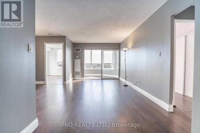 Photo du bâtiment - 135-2135 Hillcrest Ave