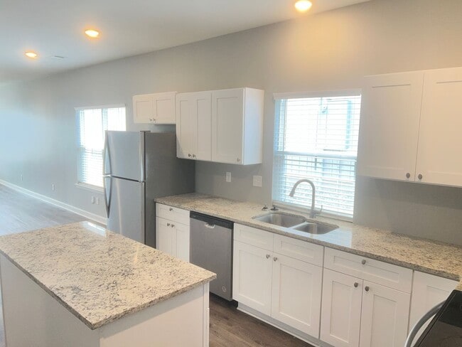 Building Photo - 3 Bed 3 Bath Home