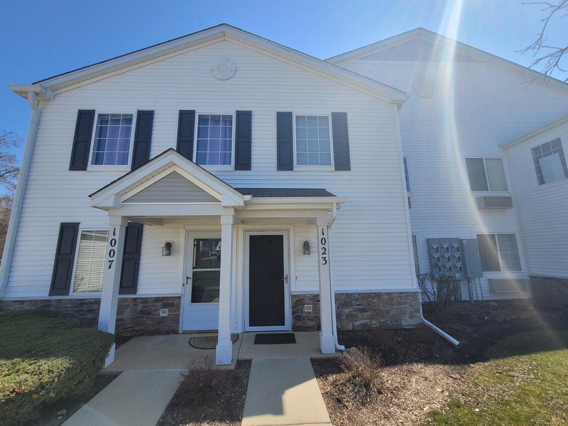 Ground floor entrance, living space on second floor in quiet neighborhood - 1023 Silverstone Dr