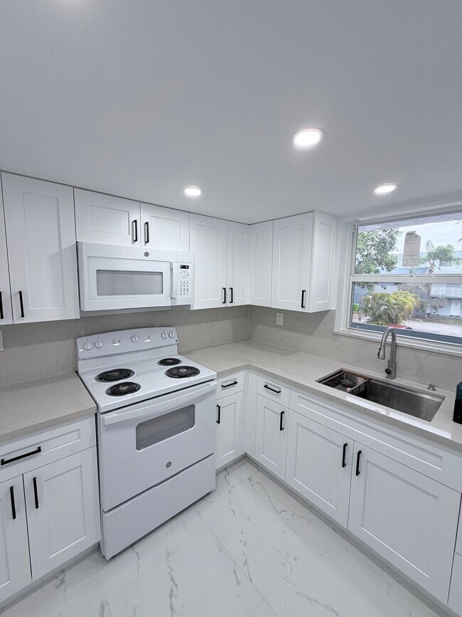 Building Photo - 9365 Fontainebleau Blvd